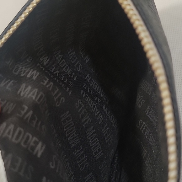 NEW - STEVE MADDEN BLACK WRISTLET - Picture 3 of 3